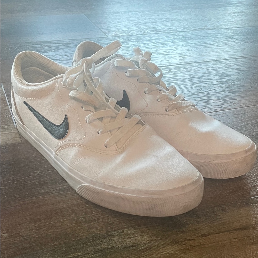 Nike Men’s Charge White and Black Casual Sneakers Size 11.5